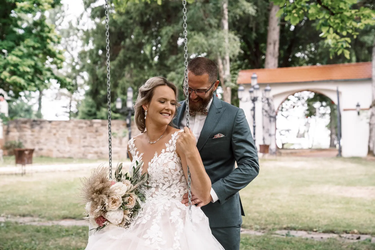 Melissa Herkommer Photography, Hochzeitspaar, die Braut sitzt auf einer Schaukel