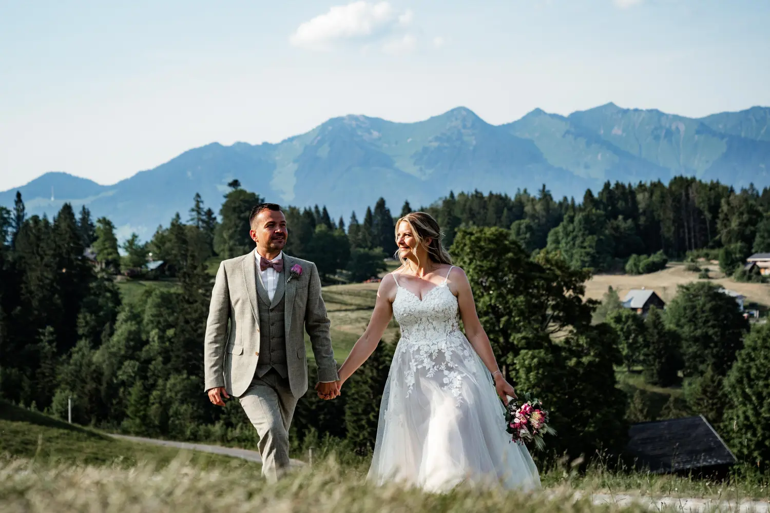 Melissa Herkommer Photography, Hochzeitspaar auf dem Feld