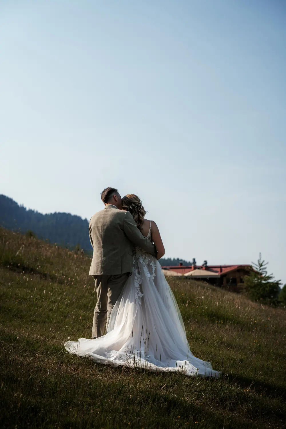 Melissa Herkommer Photography, Hochzeitspaar auf dem Feld