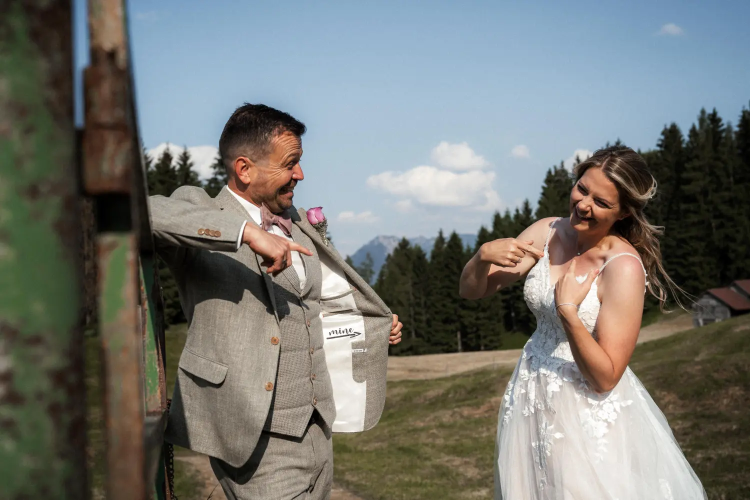 Melissa Herkommer Photography, Hochzeitspaar auf dem Feld