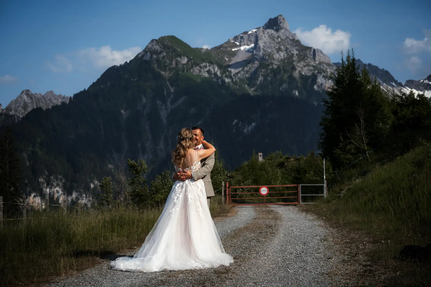 Melissa Herkommer Photography, Hochzeitspaar auf dem Feld