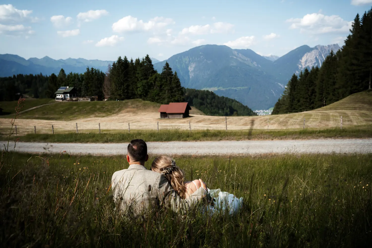 Melissa Herkommer Photography, Hochzeitspaar auf dem Feld