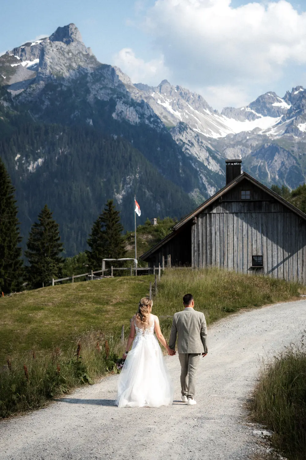 Melissa Herkommer Photography, Hochzeitspaar auf dem Feld