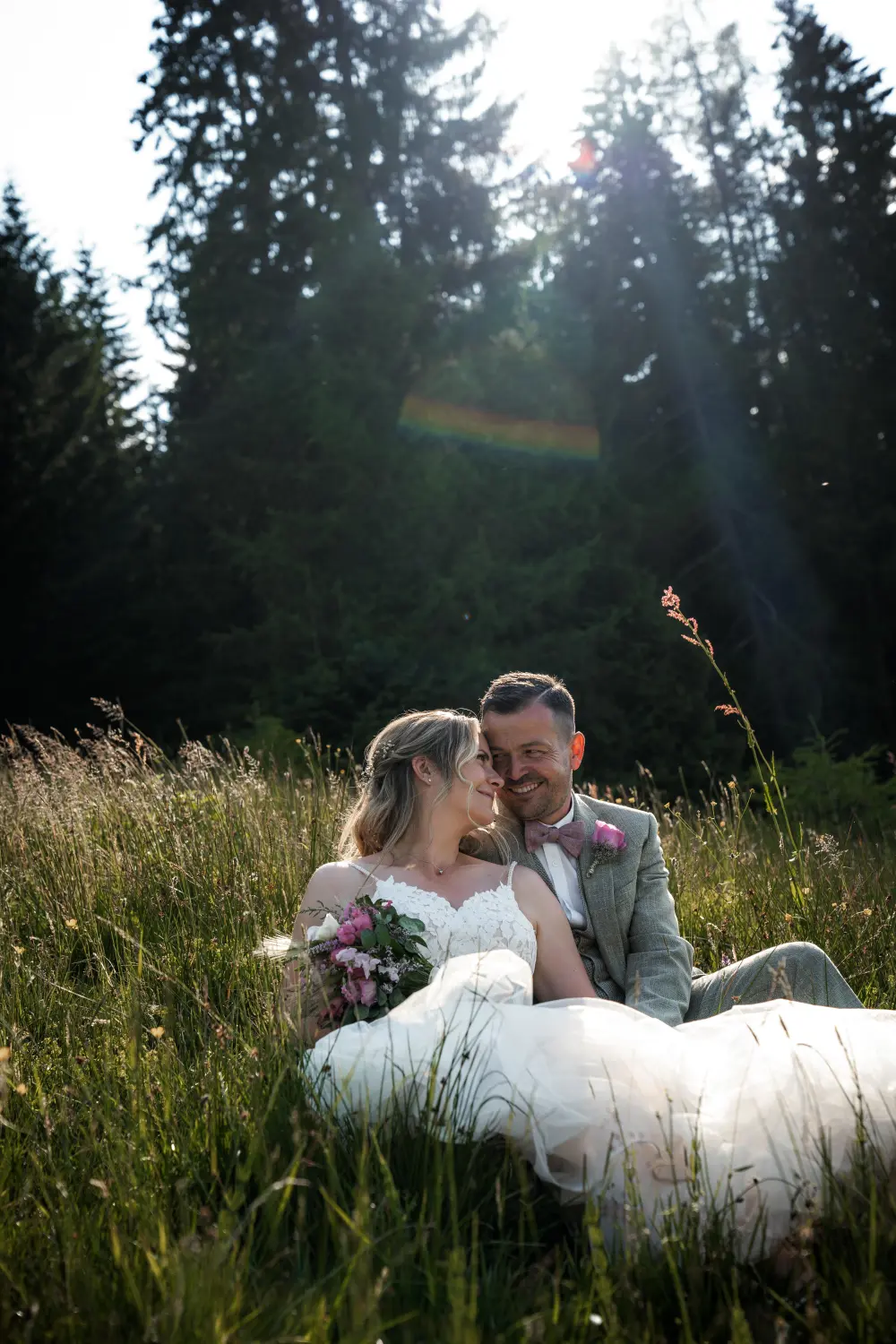 Melissa Herkommer Photography, Hochzeitspaar auf dem Feld