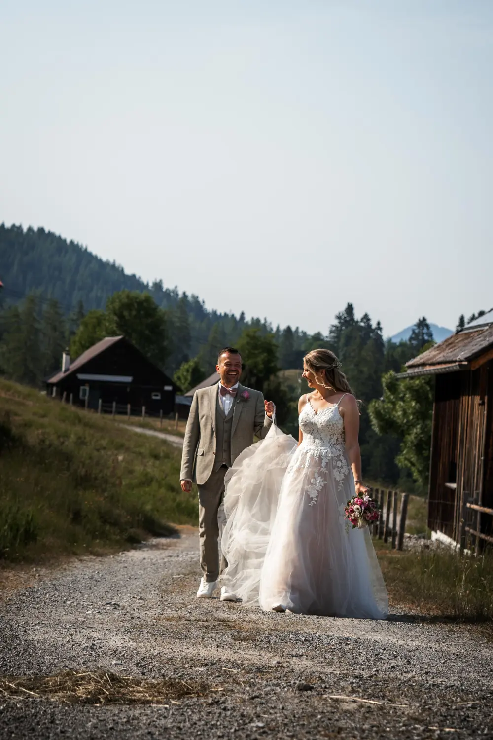 Melissa Herkommer Photography, Hochzeitspaar auf dem Feld