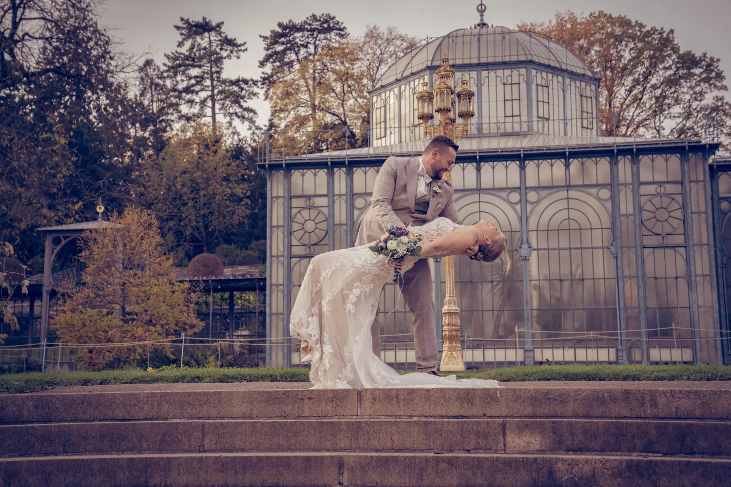 Melissa Herkommer Photography, Hochzeitspaar, Bräutigam hält die Braut im Brautschritt