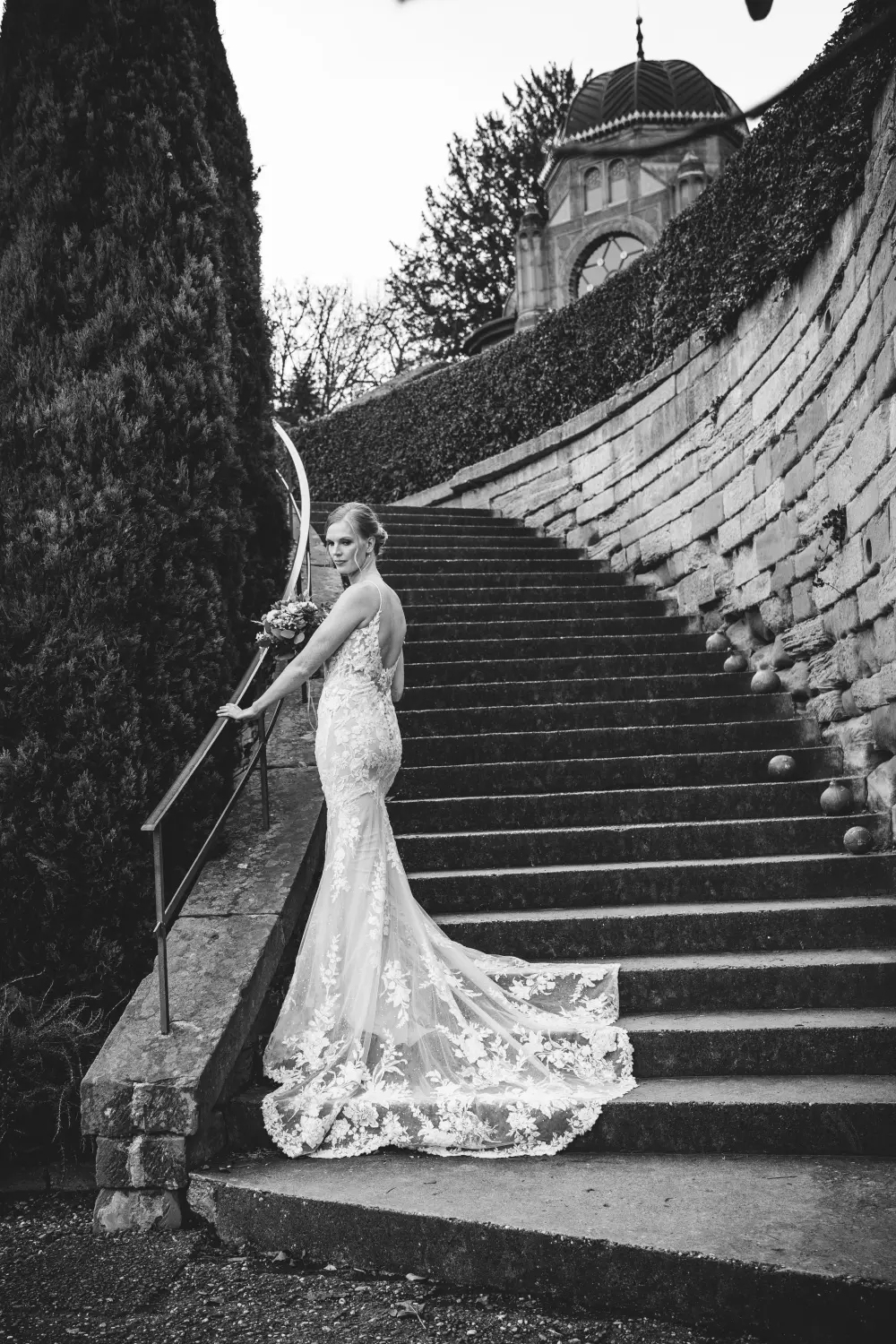 Melissa Herkommer Photography, Braut auf der Treppe stehend