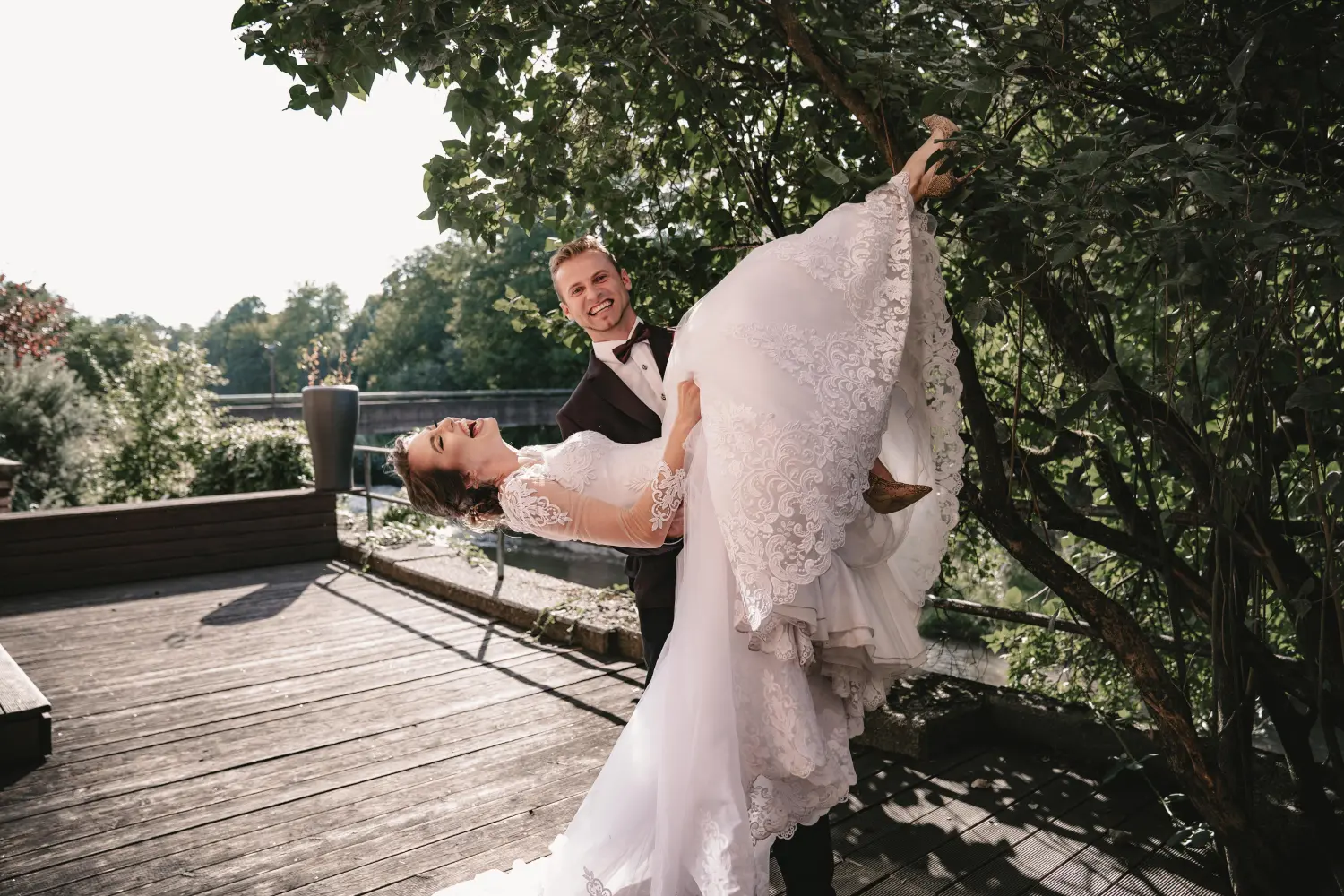 Melissa Herkommer Photography, Hochzeitspaar, Bräutigam hält die Braut im Brautschritt