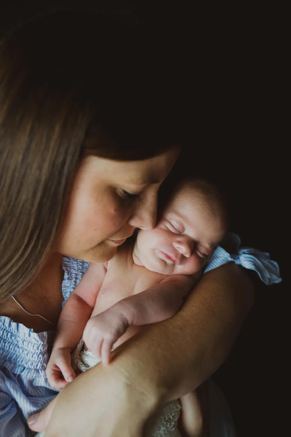 Melissa Herkommer Photography, Neugeborene, eine Mutter hält ihr neugeborenes Kind