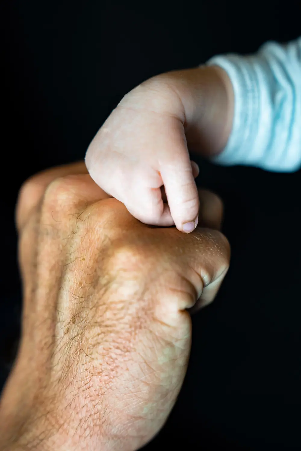 Melissa Herkommer Photography, Neugeborene, Baby's Hand und Vater's Hand