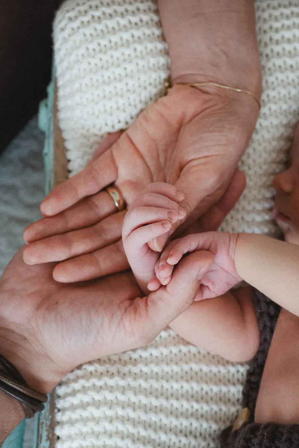 Melissa Herkommer Photography, Neugeborene, Familie Hände