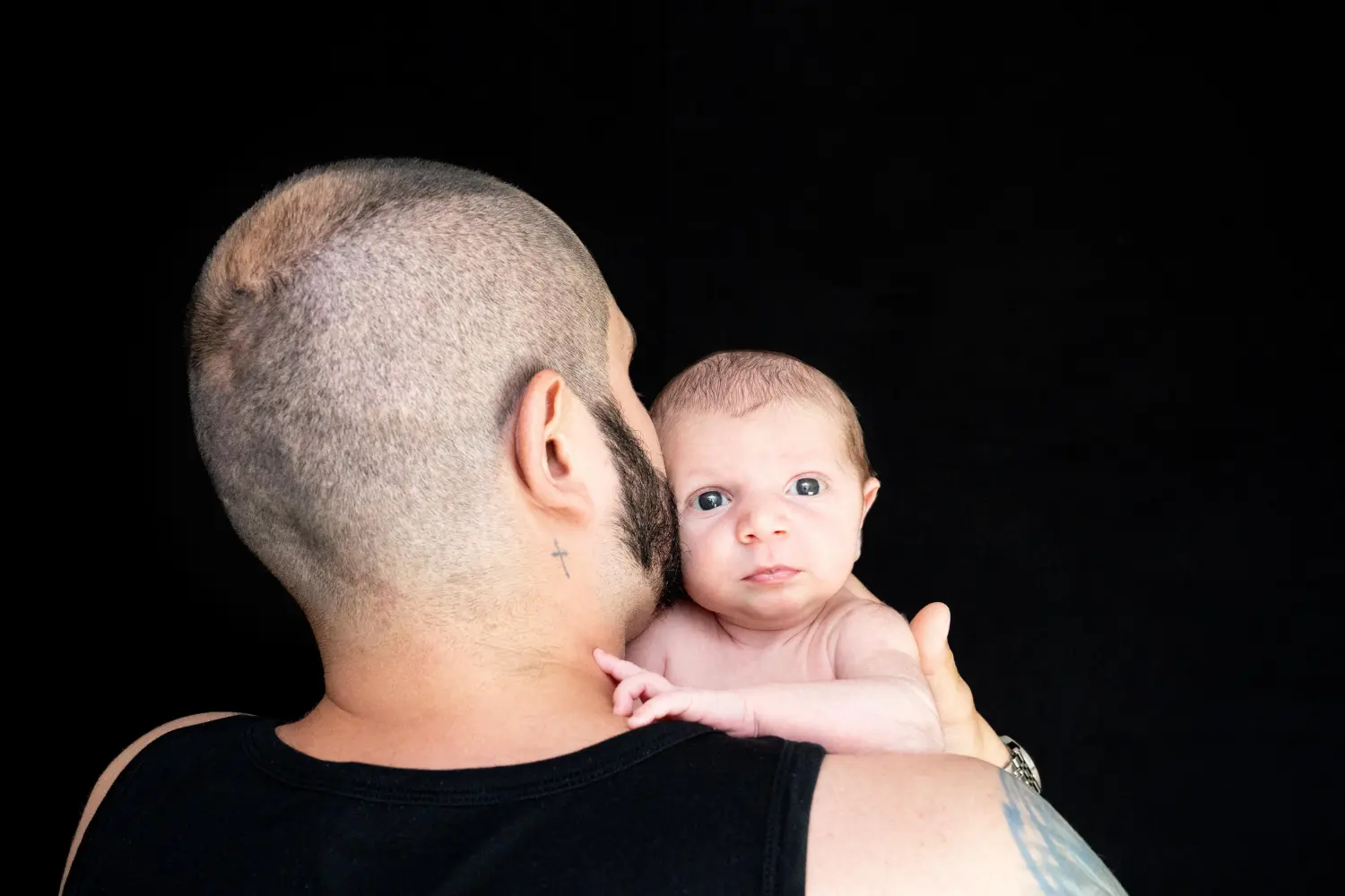 Melissa Herkommer Photography, Neugeborene, Vater hält das Kind