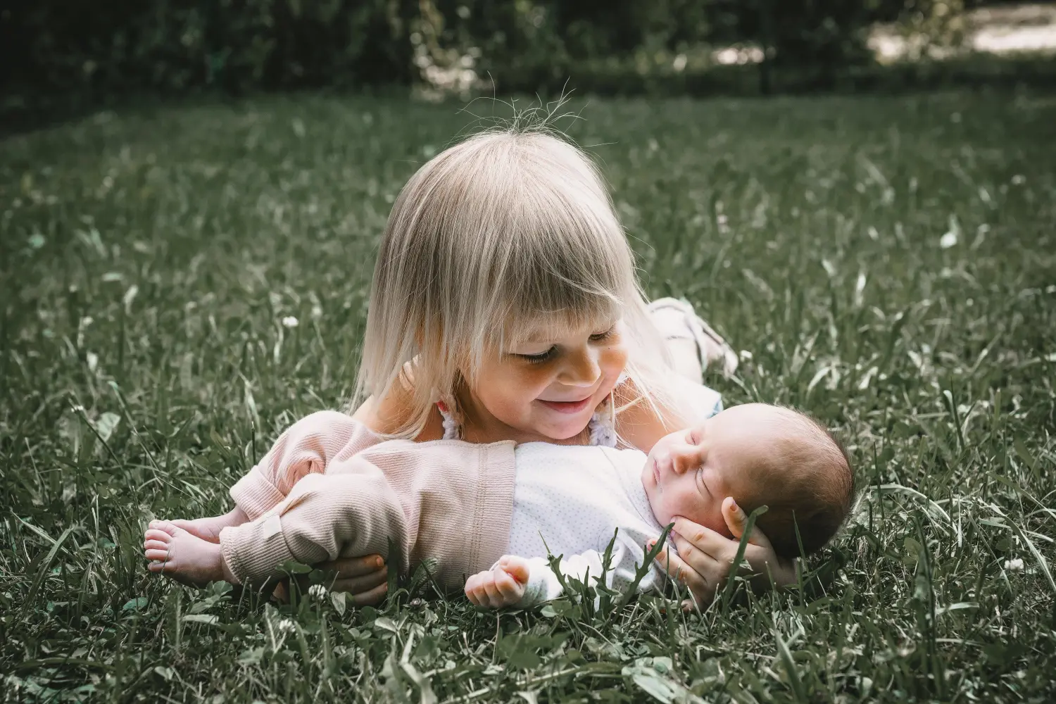 Melissa Herkommer Photography, Schwester hält Baby