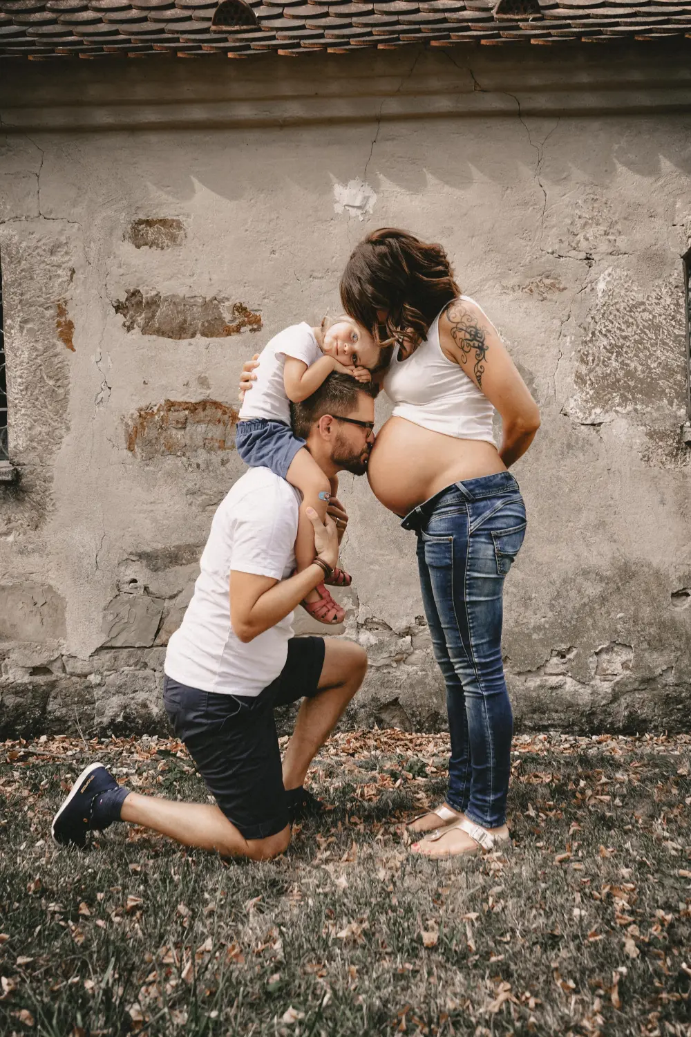 Melissa Herkommer Photography, Babybauch, Vater küsst den Bauch